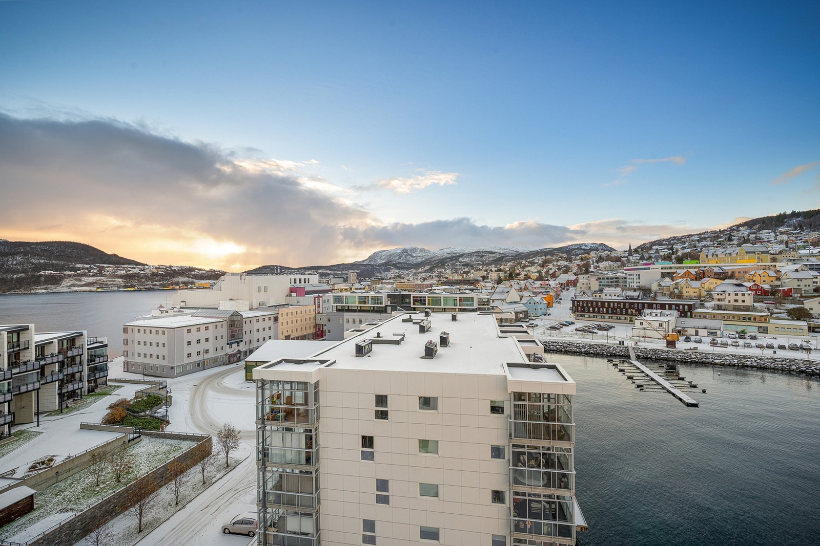 Utsikt mot bysentrum Galleribilde