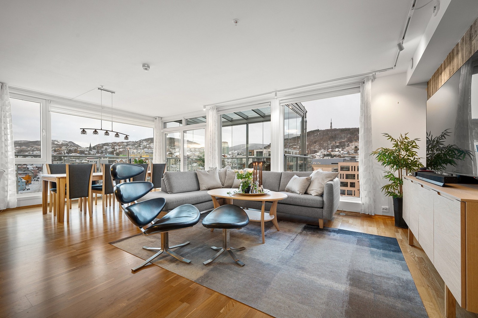 God plass til både stor sofa og spisebord for mange i stua Galleribilde