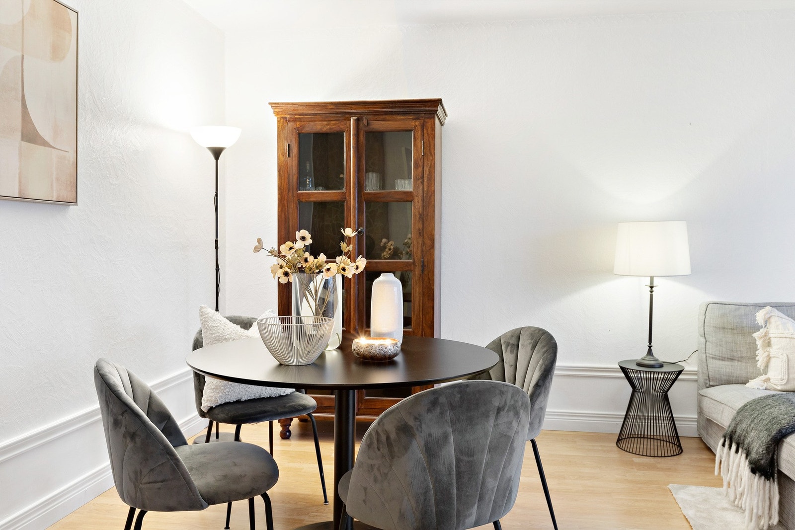 Stuens størrelse og utforming gir god plass for spisestue og sofagruppe. Galleribilde