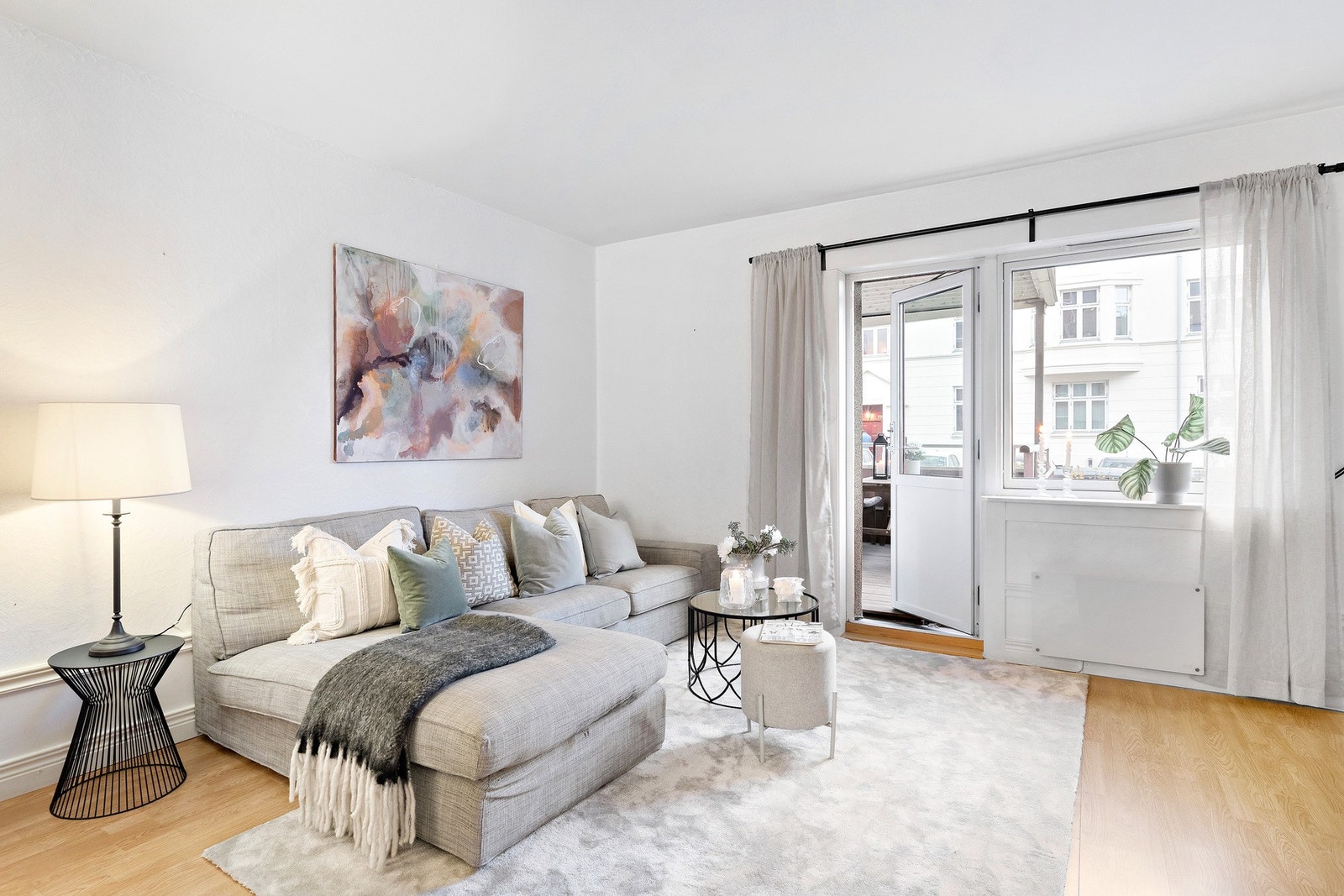 Stuen forlenges naturlig i en privat veranda med fine solforhold. Galleribilde