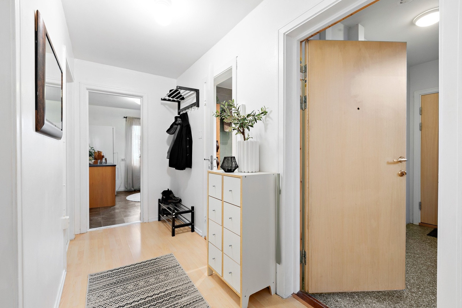 Entré/gang med god plass til sko og yttertøy binder leiligheten fint sammen. Galleribilde