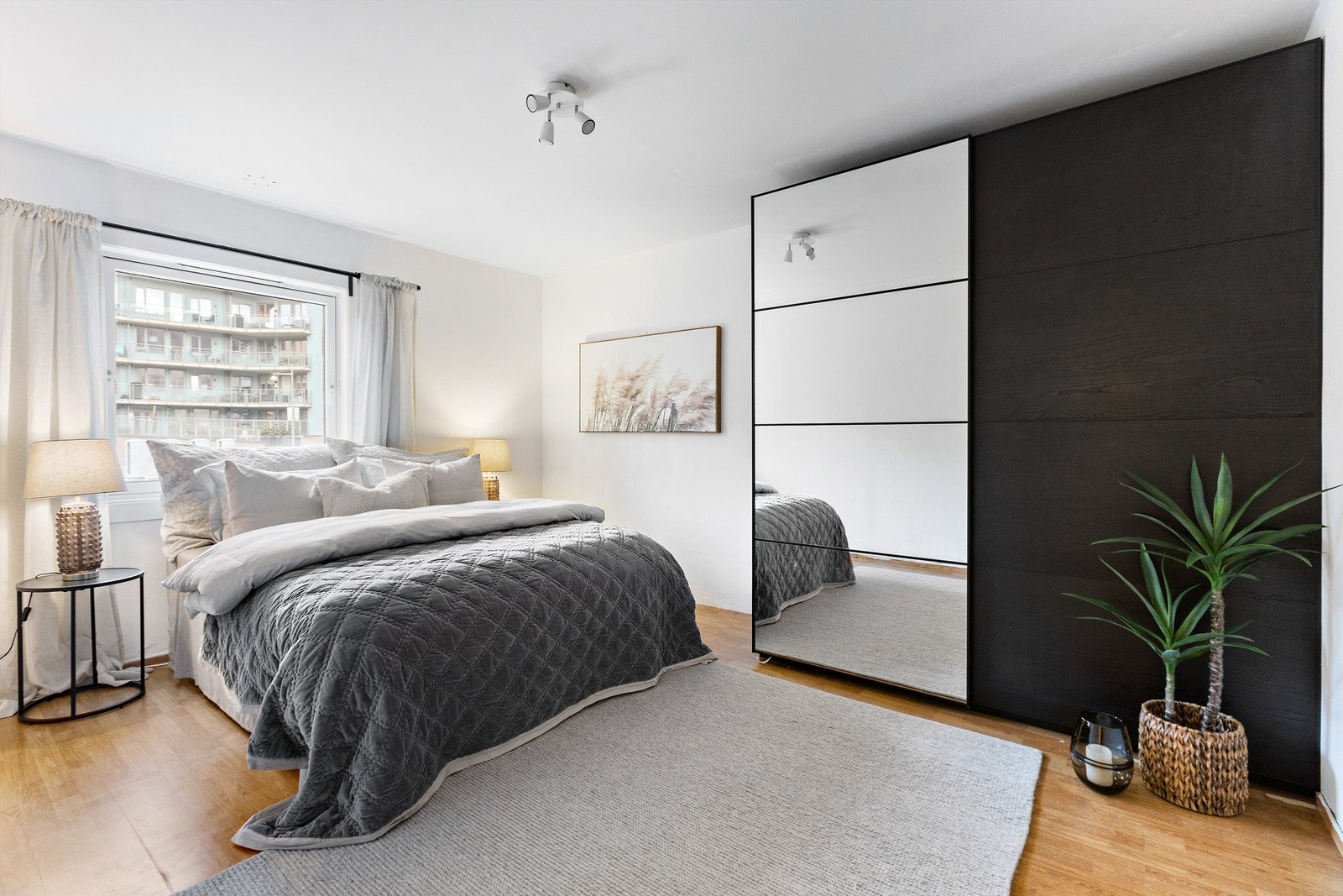 To store soverom. Det største på hele 16 kvm, med moderne skyvedørsgarderobe. Galleribilde