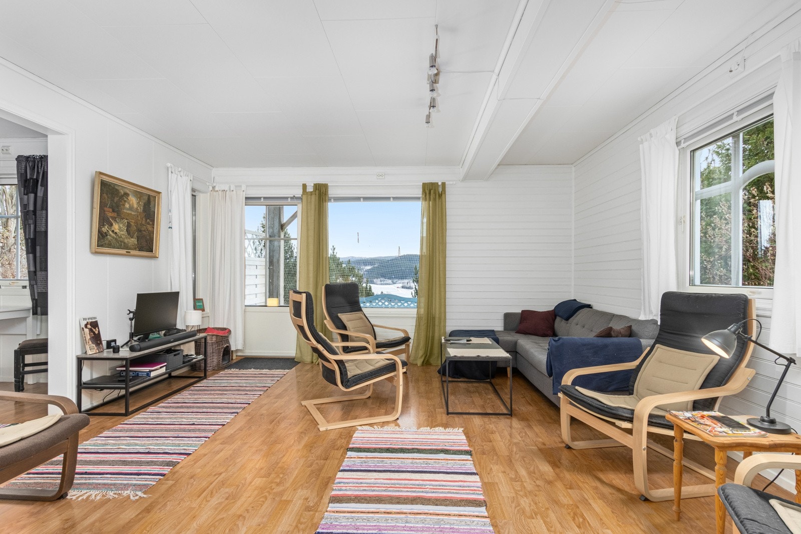 I sokkelleilighet har man også gode vindusflater. Galleribilde