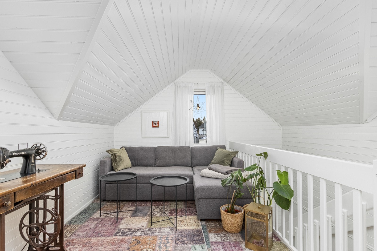 Loftstue som ligger i mellom 2 romslige soverom i 2 etasje. Galleribilde