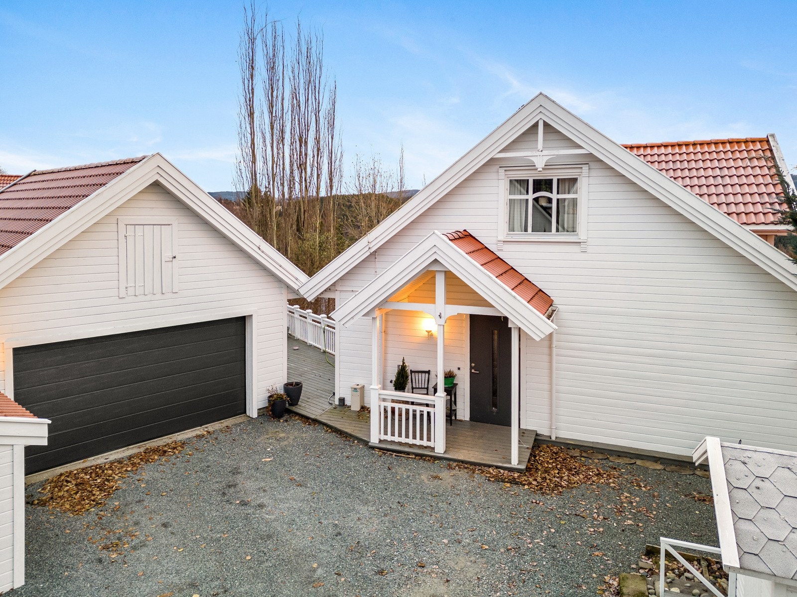 Om man ønsker kan men ta i bruk hele boligen selv, da det er montert trapp mellom 1 etasje og sokkel. Galleribilde