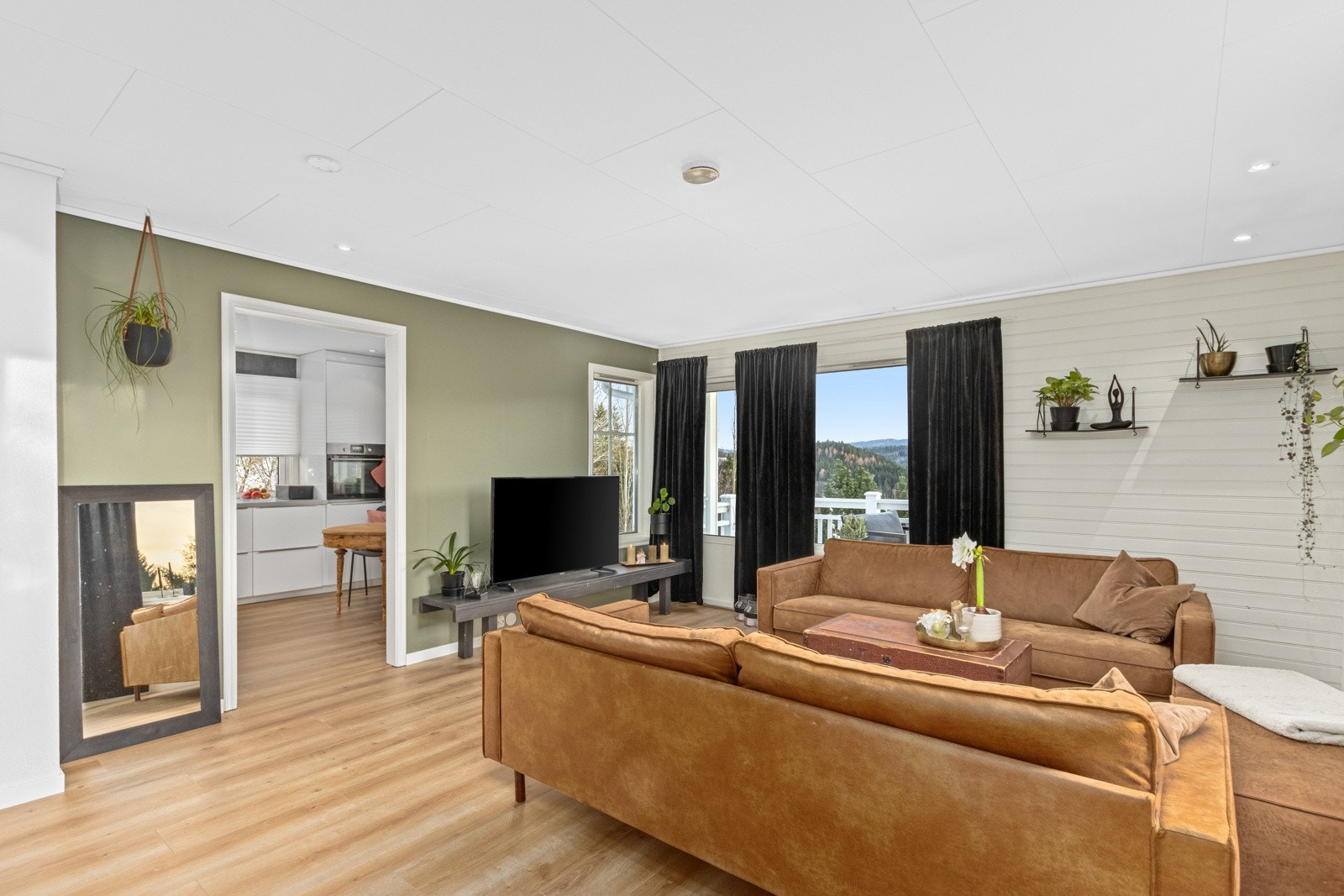 Stue med gode vindusflater som slipper inn masse dagslys. Galleribilde