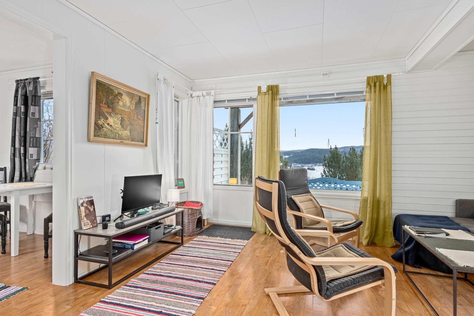 Stue i sokkelleilighet. Leiligheten gir en skattefri leieinntekt på kr 9500,- + strøm. Galleribilde