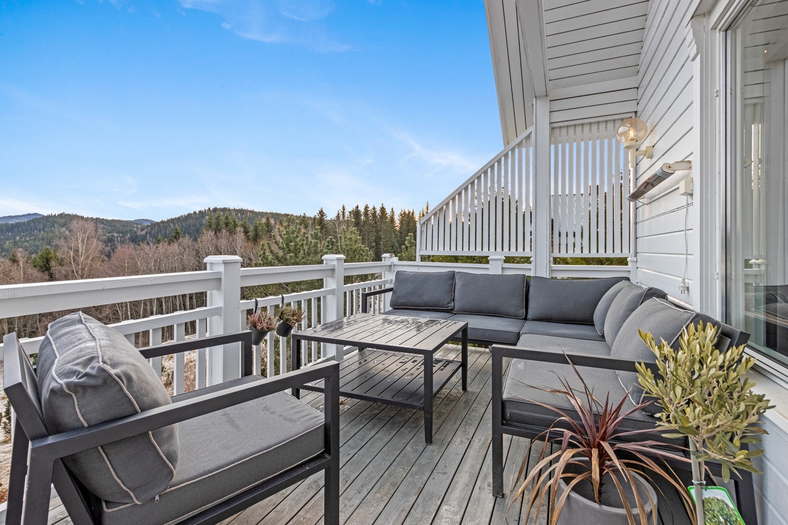 Fra terrasse, stue og kjøkken har man flott utsikt. Galleribilde