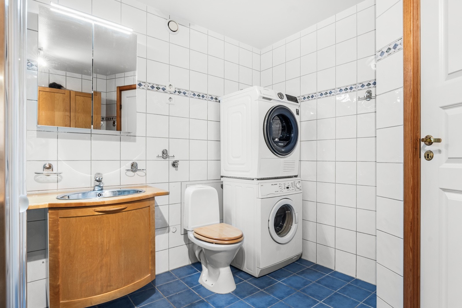Det er opplegg for vaskemaskin/tørketrommel inne på badet. Her er også toalett nr. 2. Galleribilde