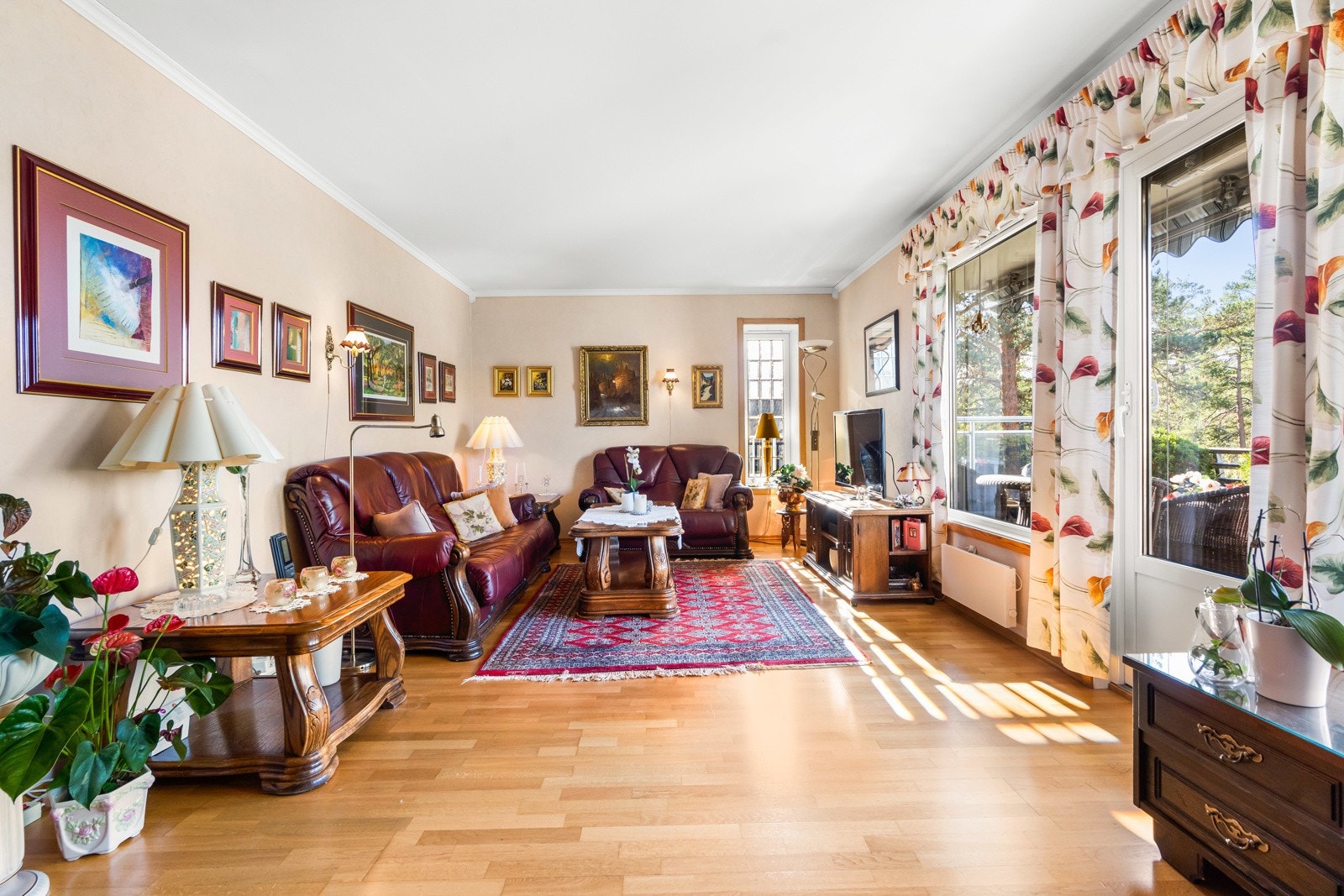De store vindusflatene slipper inn rikelig med lys og skaper en herlig atmosfære i stuen Galleribilde