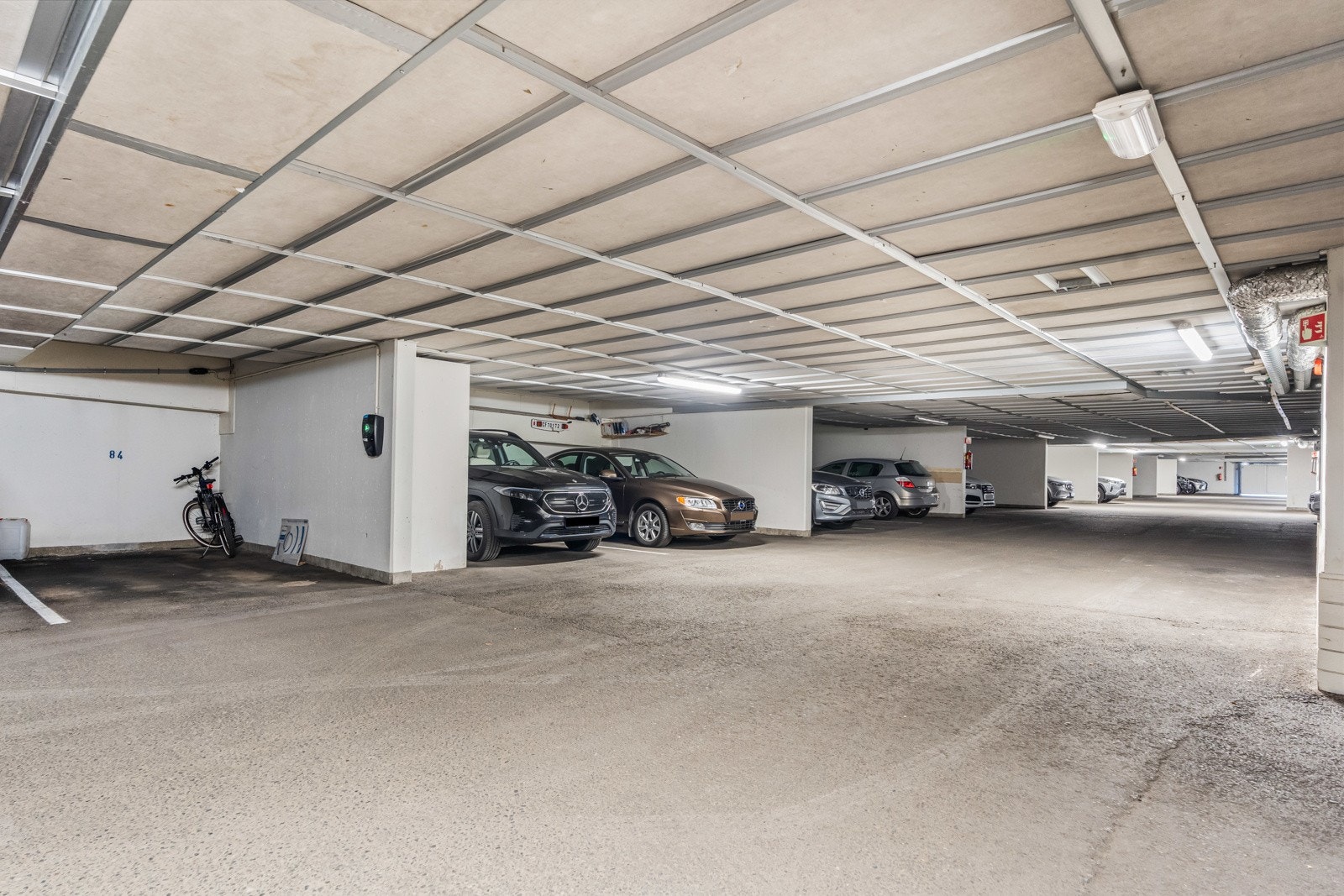 Boligen disponerer to biloppstillingsplasser i garasjen. Den ene med ladeboks. Galleribilde