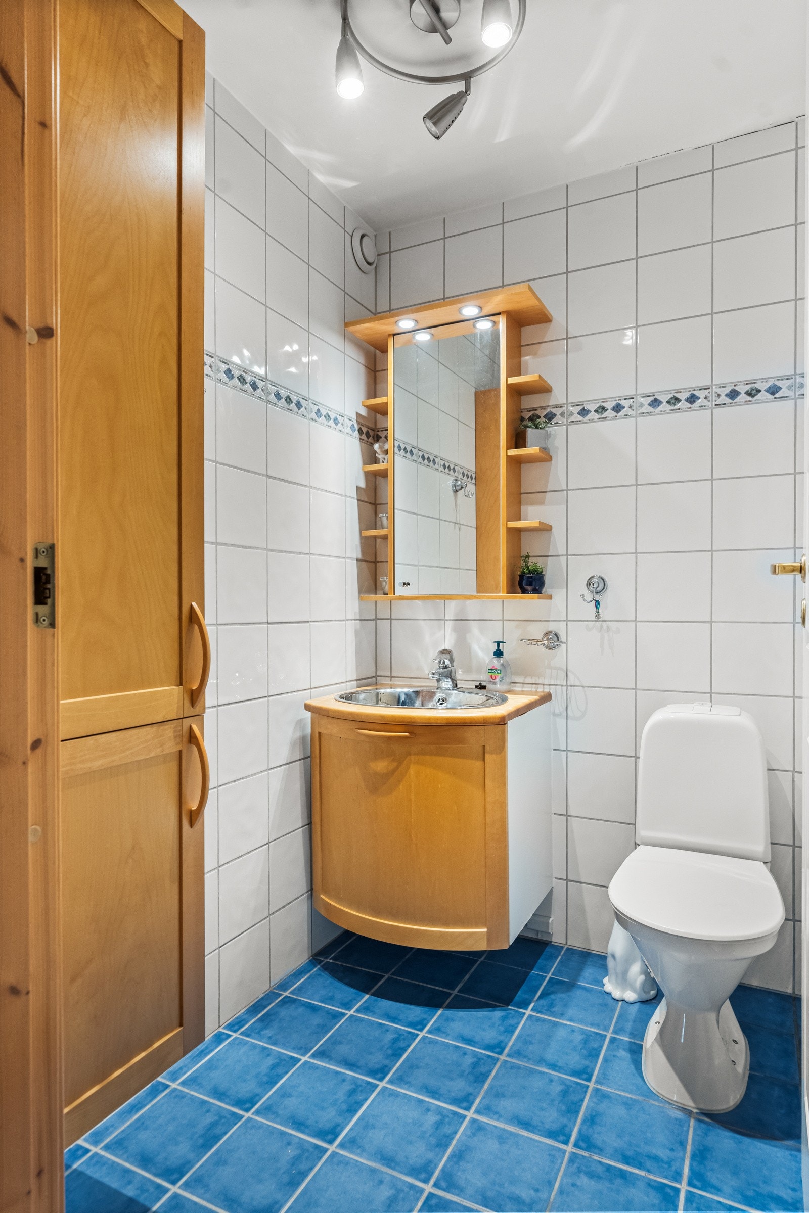 Boligen har et separat toalettrom i tillegg til badet Galleribilde