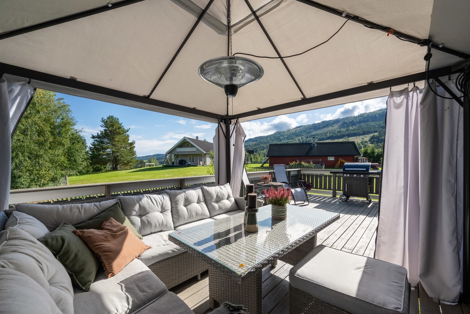 Paviljong på veranda utenfor stue Galleribilde