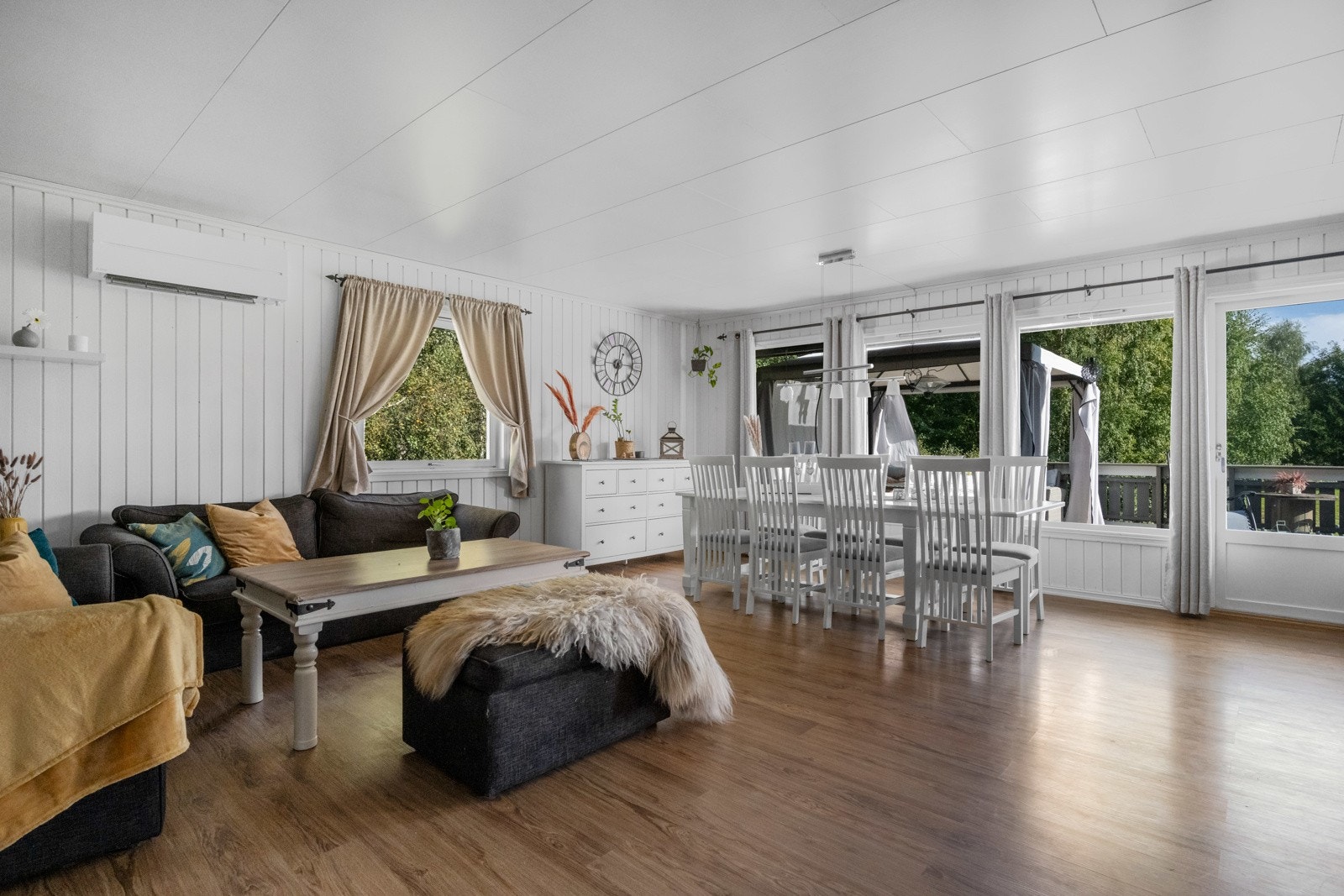 Utgang til veranda fra stuen Galleribilde