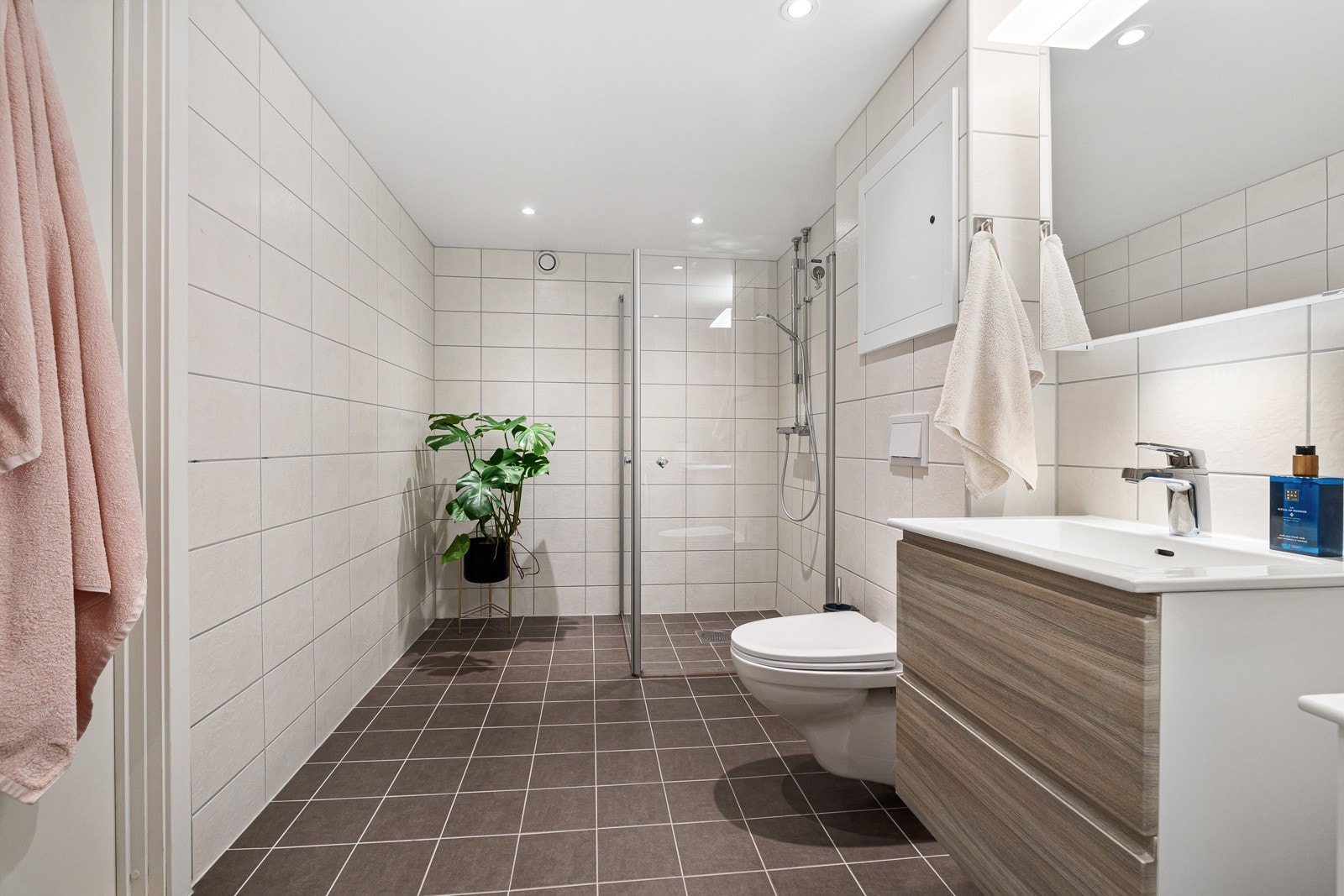 Romslig og delikat bad med tidløse fliser og innredning. Badet ble rehabilitert i regi av borettslaget i 2018 og det foreligger ferdigattest på arbeidet. Galleribilde