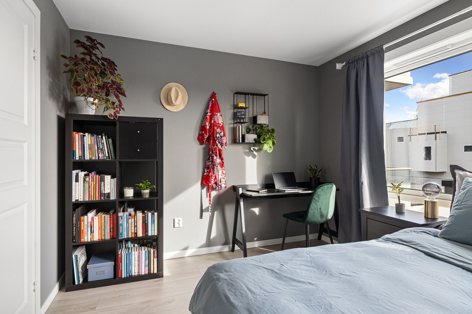 Rommet har god plass til både dobbeltseng og skrivepult m.m. Galleribilde