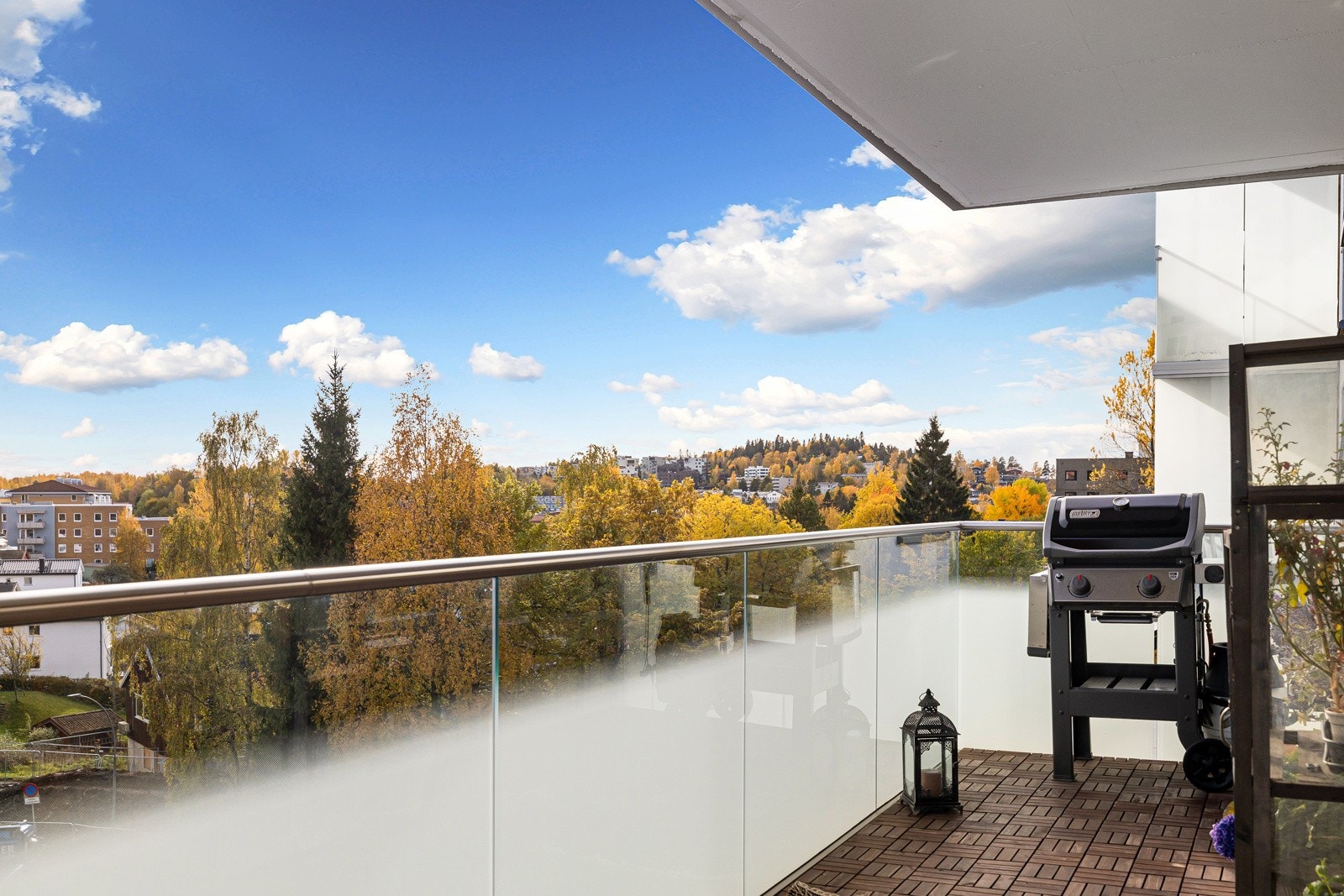 Leiligheten ligger høyt og fritt i 3. etasje med fint glassrekkverk med frostet nedre del som gir fint utsyn og begrenset innsyn. Galleribilde