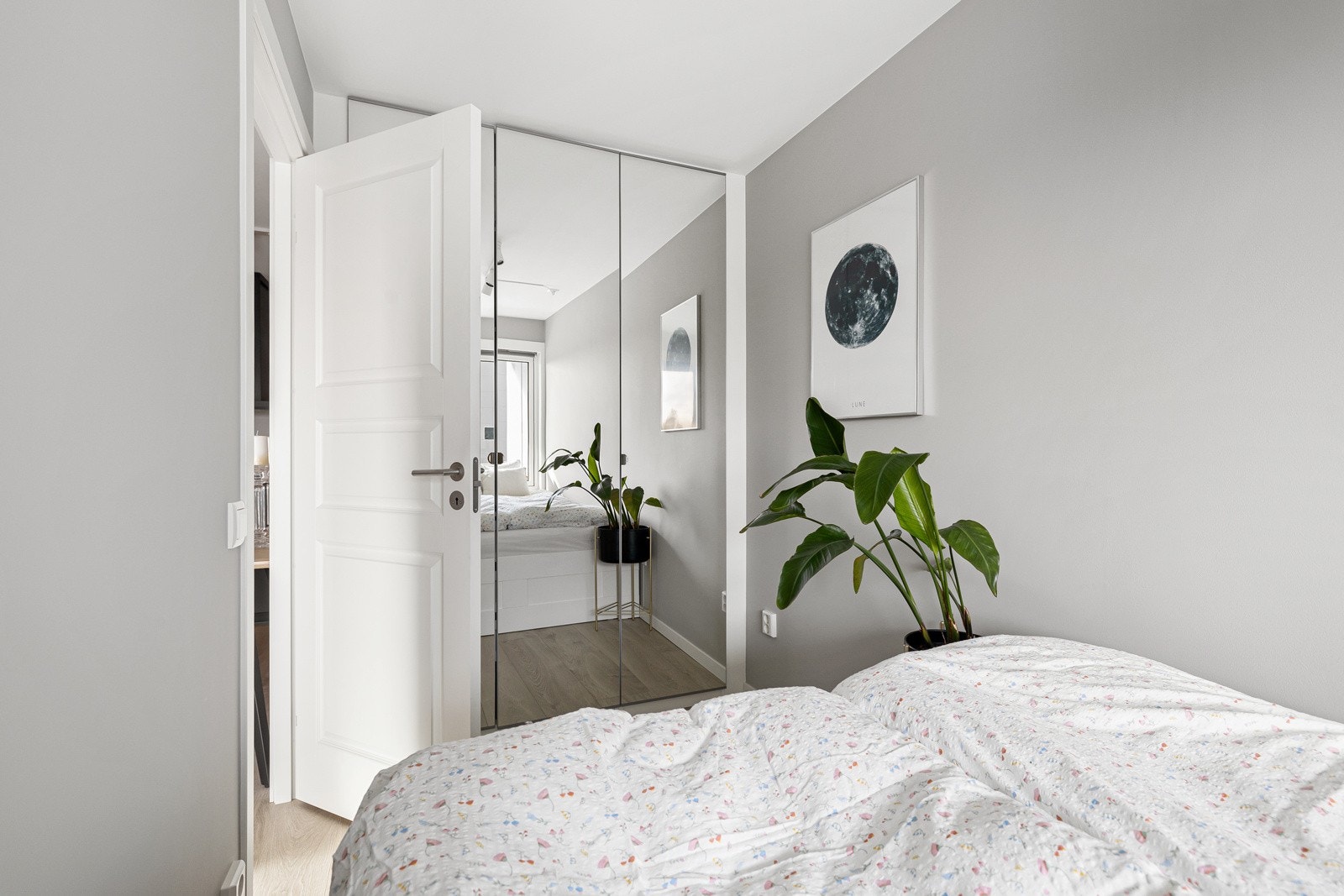 Rommet er også innredet med medfølgende garderobeskap. Galleribilde