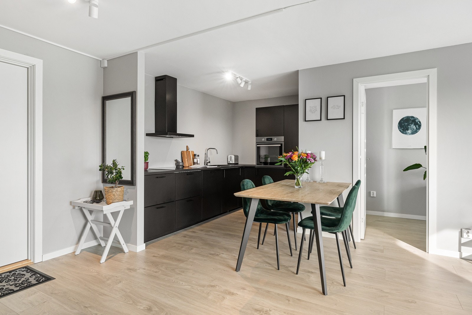 Leiligheten har sentral beliggenhet med marka, butikker, offentlig transport og Røa sentrum m.m. innen gangavstand Galleribilde