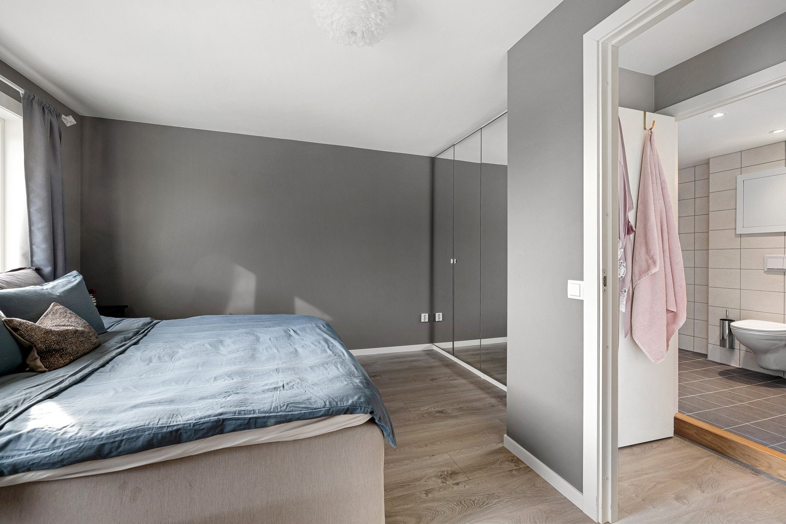 Rommet har også en praktisk nisje med flere garderobeskap med speildører. Galleribilde