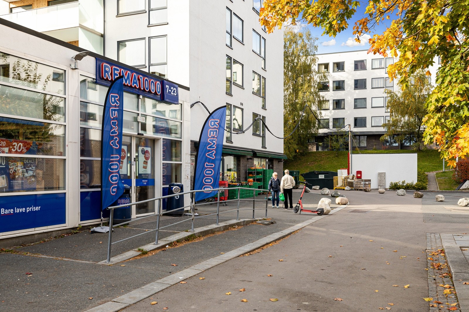 Umiddelbar nærhet til Rema 1000 og frukt - og grønthandel m.m. på Hovseter torg. Galleribilde