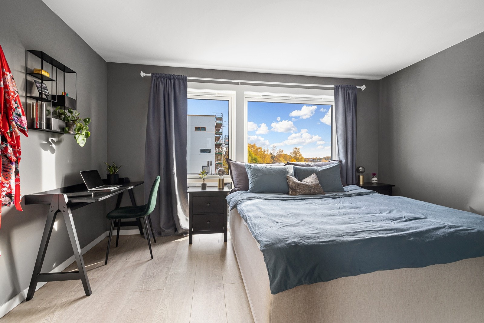 Et behagelig hovedsoverom med store vindusflater og flott utsikt. Alle vinduer og balkongdør ble skiftet i 2020. Galleribilde