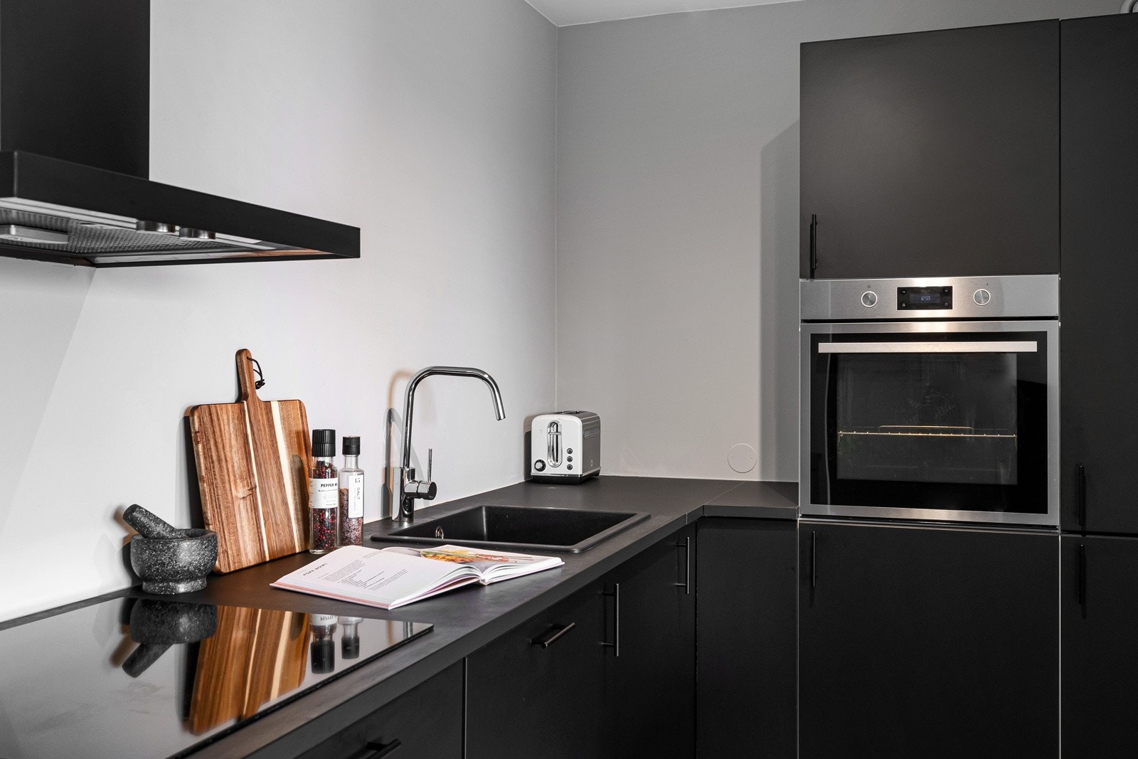 Det medfølger integrerte hvitevarer som inkluderer kjøleskap med frysedel, komfyr, oppvaskmaskin og nedfelt induksjonstopp. Galleribilde