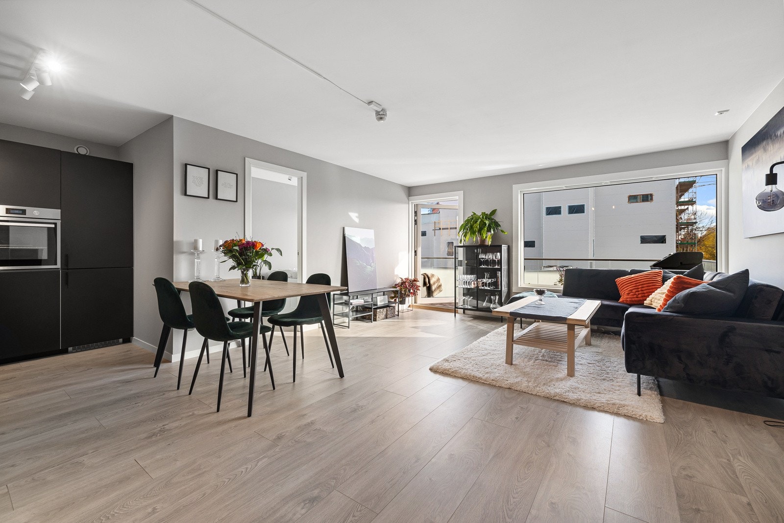 Leiligheten er en romslig 3-roms med enkel heisadkomst og medfølgende garasjeplass. Galleribilde