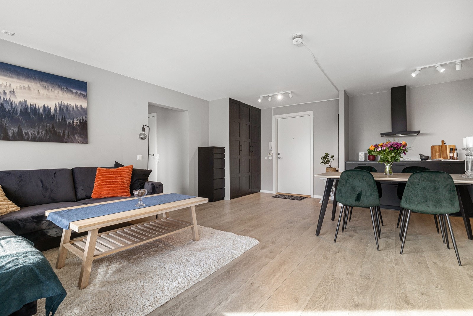 Stue og kjøkken i en sosial og åpen løsning. Kjøkkenet har fin plassering i hjørnet som muliggjør fin sonefordeling. Galleribilde