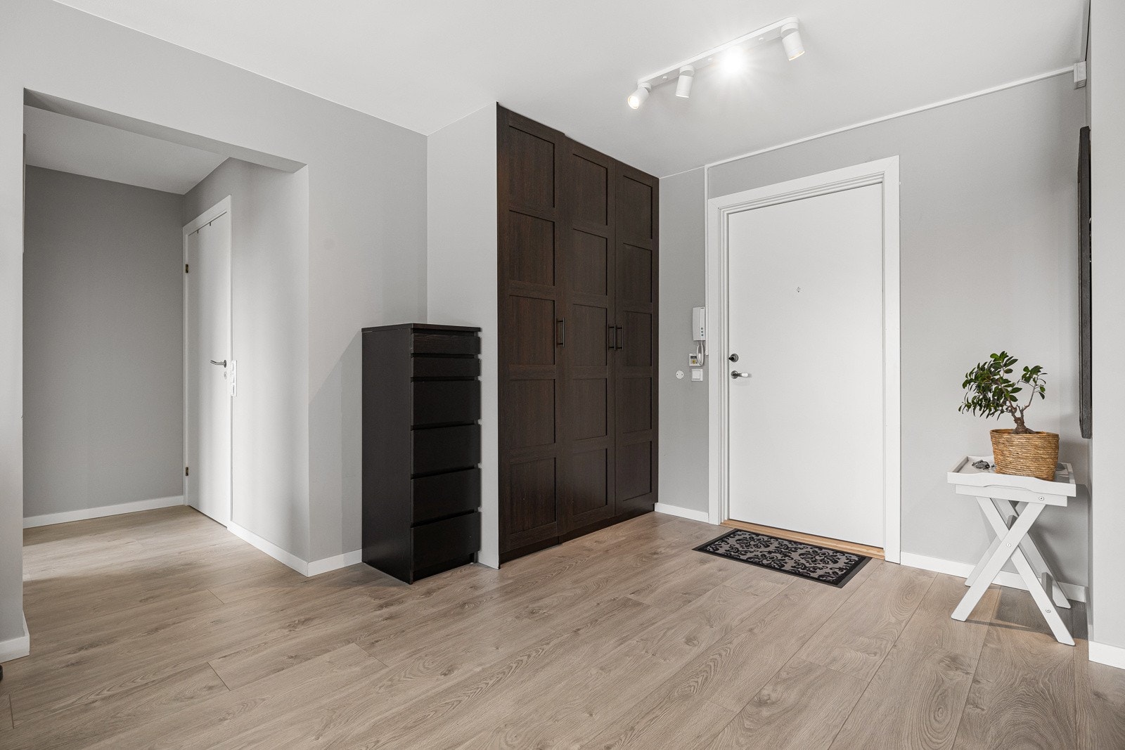 Lys og innbydende entré med medfølgende garderobeskap og ytterliggere plass til skoskap, knagger og diverse andre oppbevaringsløsninger. Galleribilde