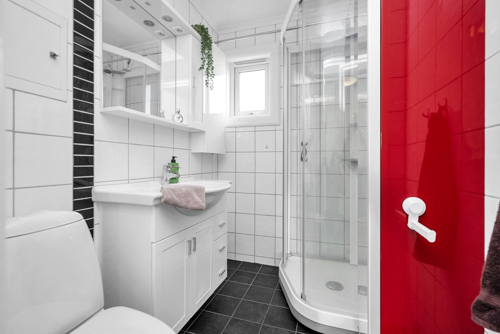 Helfliset bad med varmekabler i gulv Galleribilde