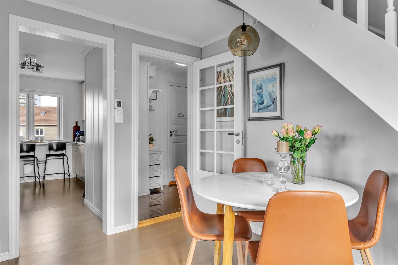 Bolig over to plan med lyse og tiltalende overflater Galleribilde