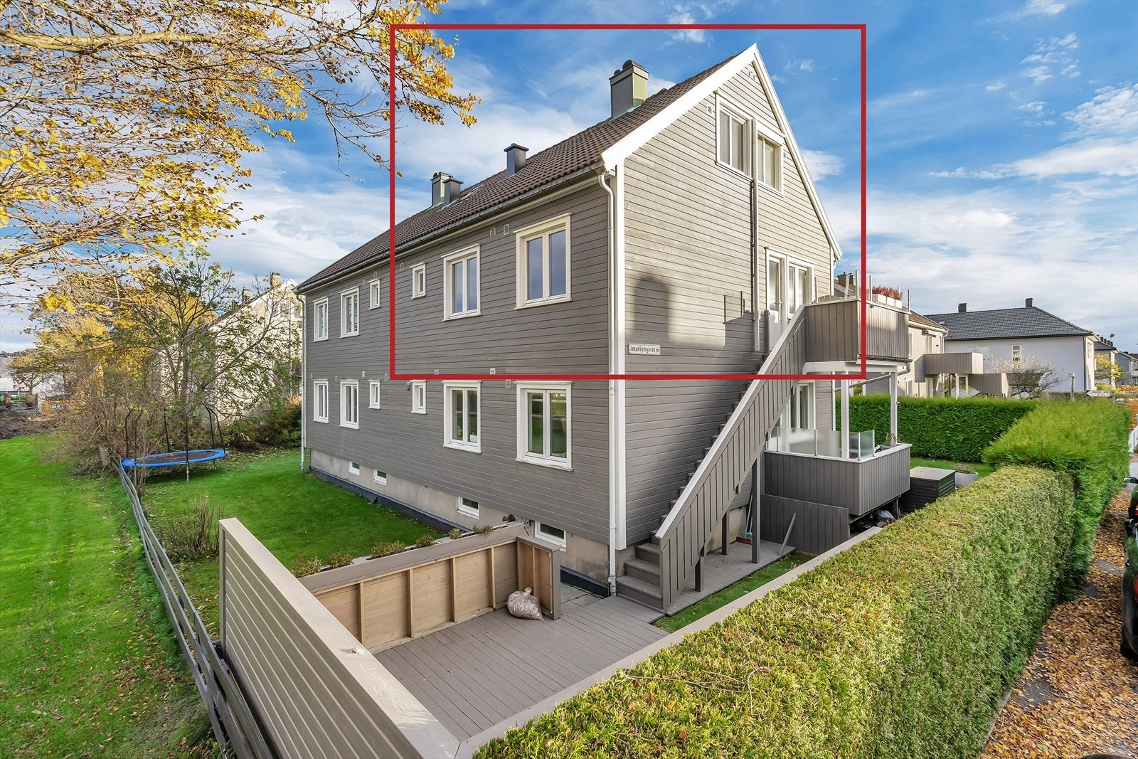 Leiligheten ligger i 2.etg. med utgang til balkong og egen hagedel med platting. Vestvendt Galleribilde