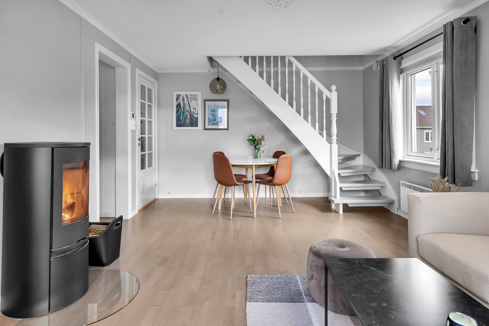 Rikelig med lysinnslipp fra flere vindusflater Galleribilde