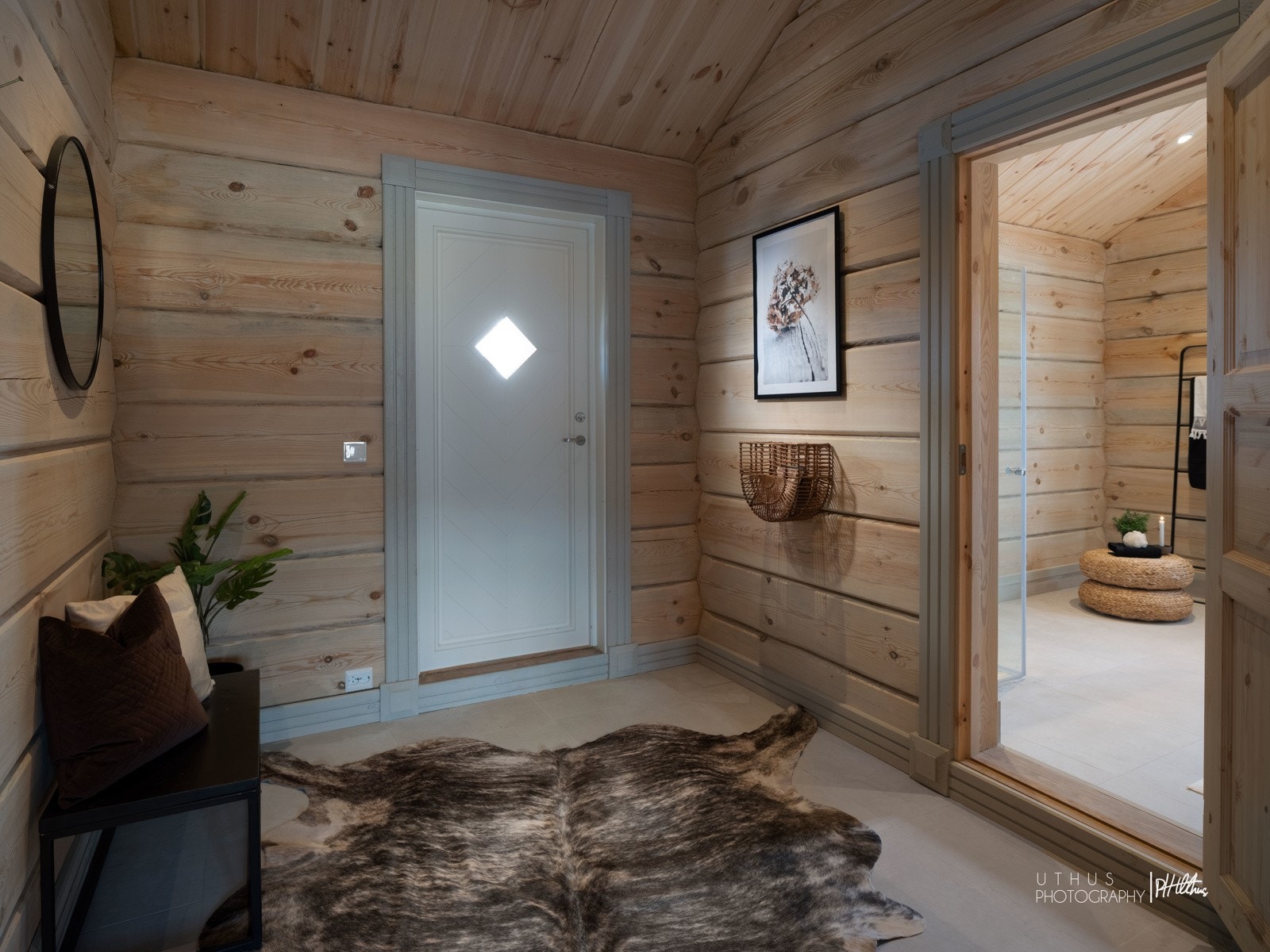 Romslig gang med plass garderobeskap og flislagt gulv med varmekabler. Galleribilde