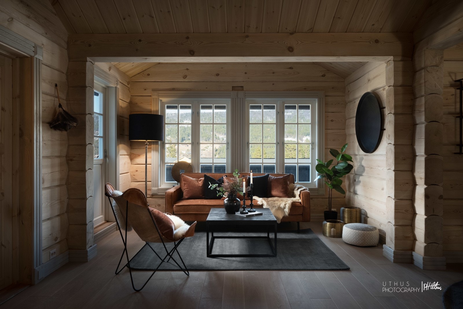 Nyoppført håndlaftet hytte. Galleribilde