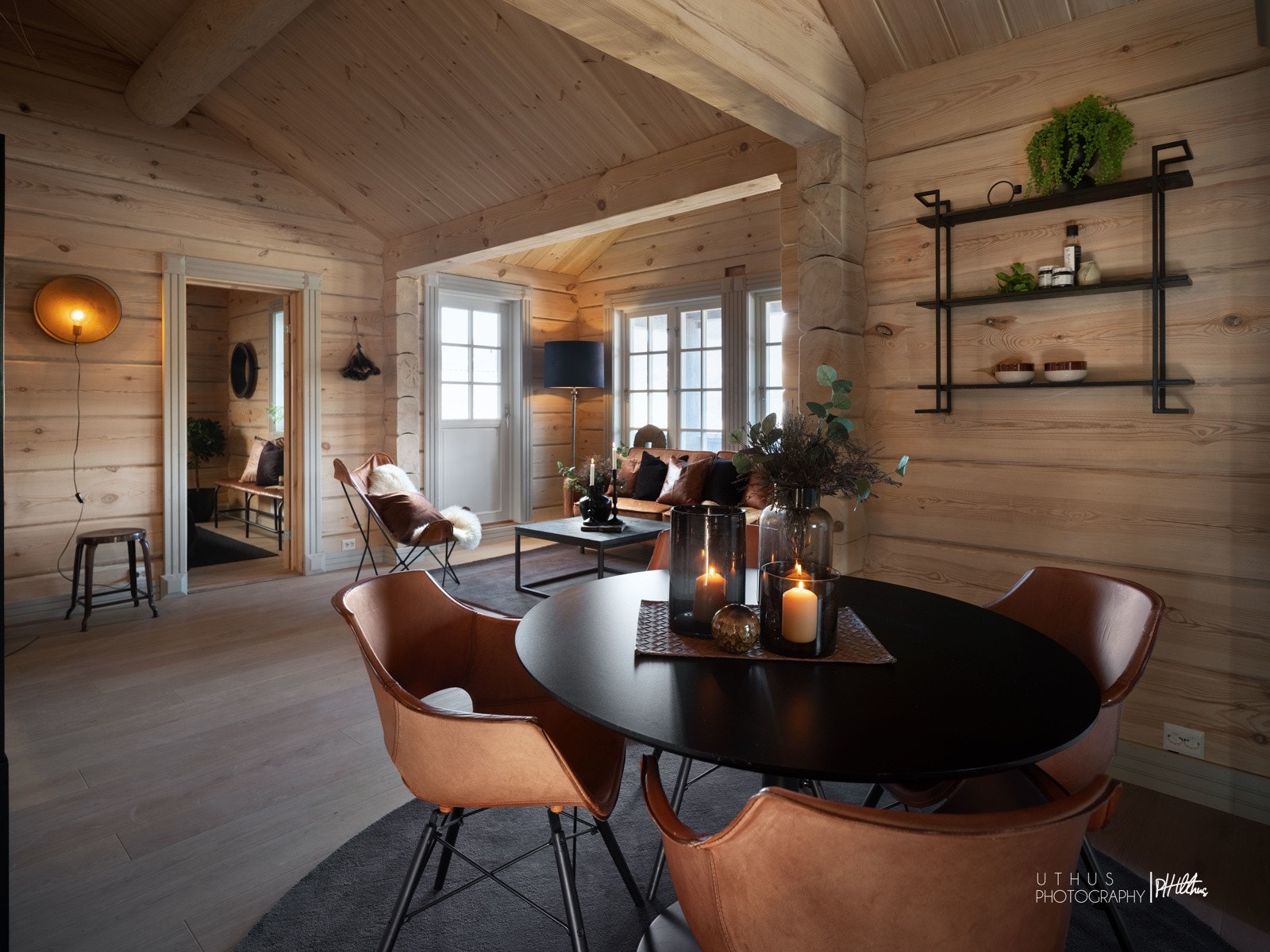 EIE Eiendomsmegling ønsker velkommen til Ekornstigen 11. Nyoppført håndlaftet hytte. Galleribilde