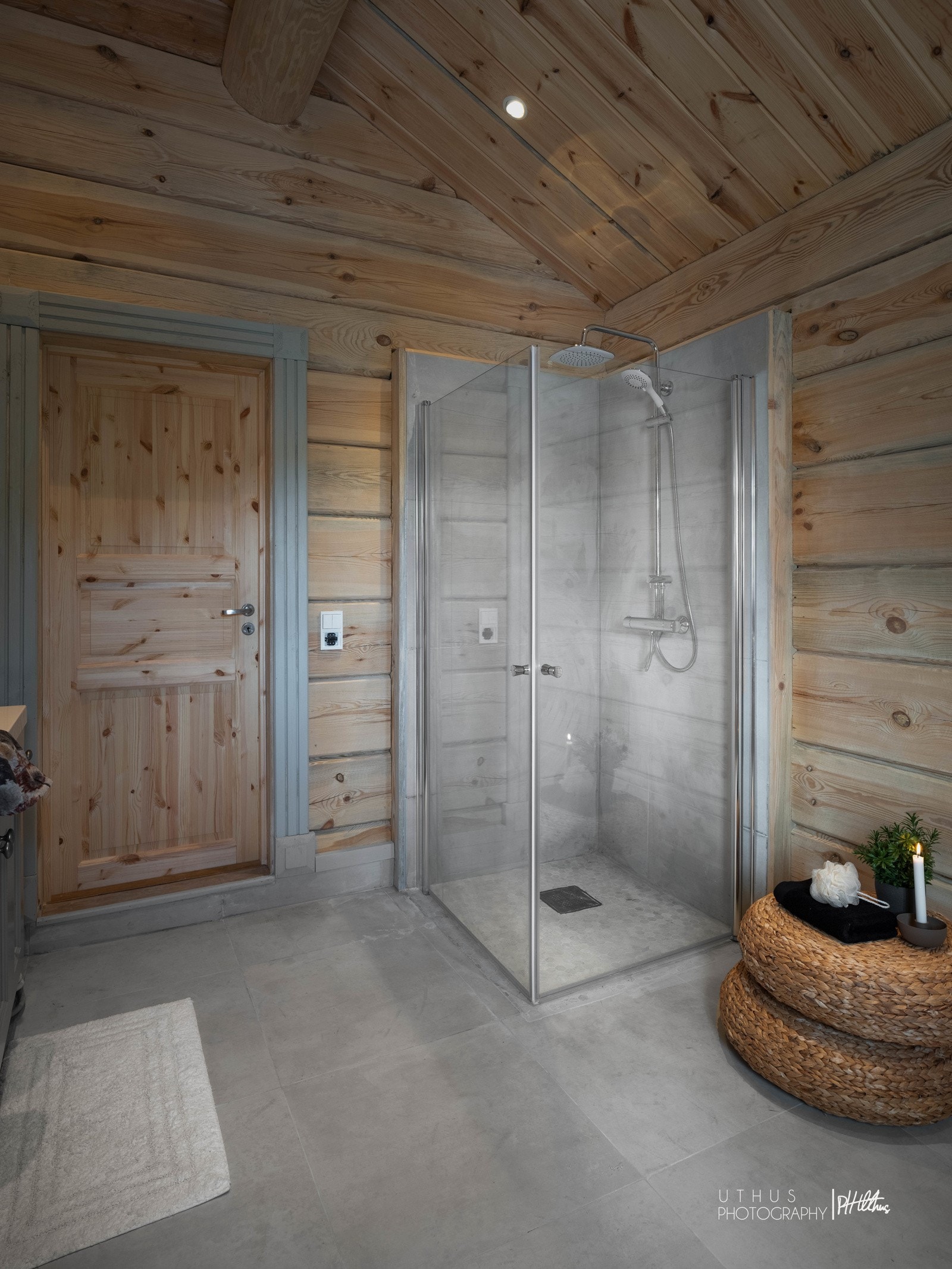 Dusjhjørne med mosaikkfliser på gulv. Galleribilde