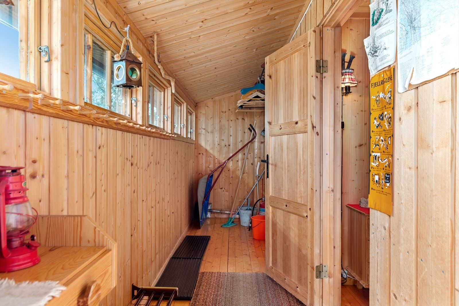 Du ønskes velkommen inn i en romslig entré Galleribilde