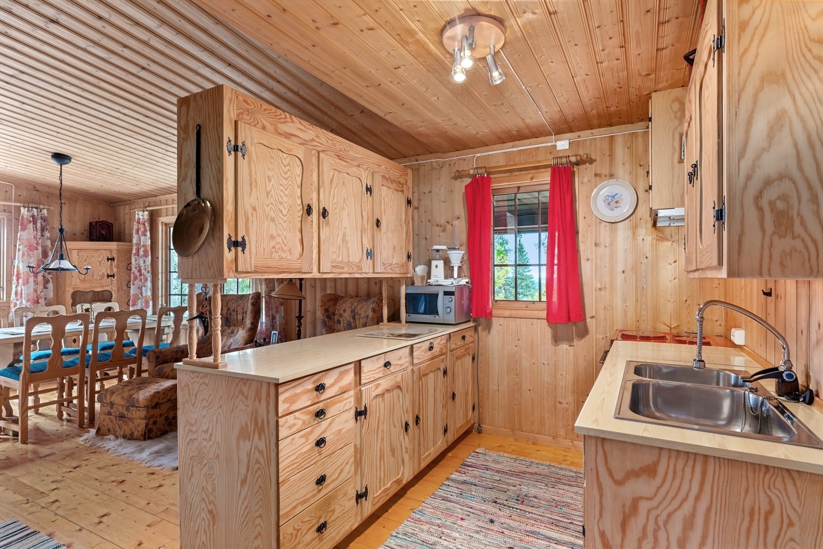 Kjøkkenet har plass til oppvaskmaskin og stekeovn Galleribilde