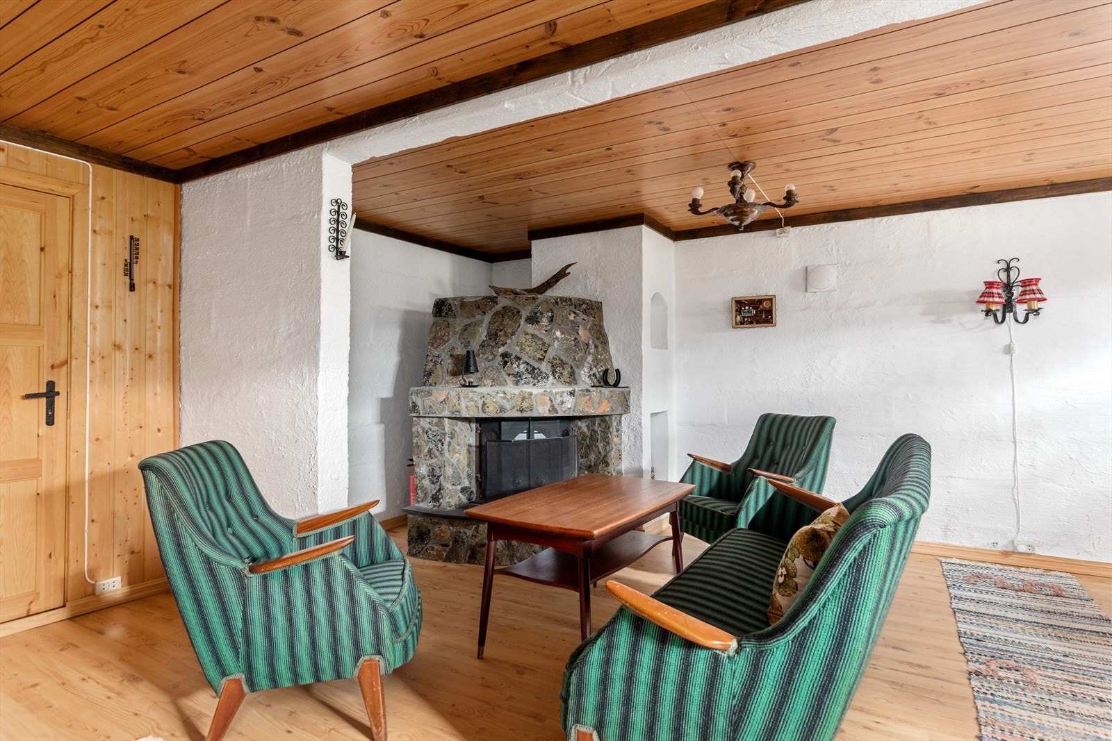 Kjellerstue med adkomst fra stuen. Kjelleren er ikke byggemeldt eller godkjent. Se punkt under "ferdigattest" for nærmere informasjon Galleribilde