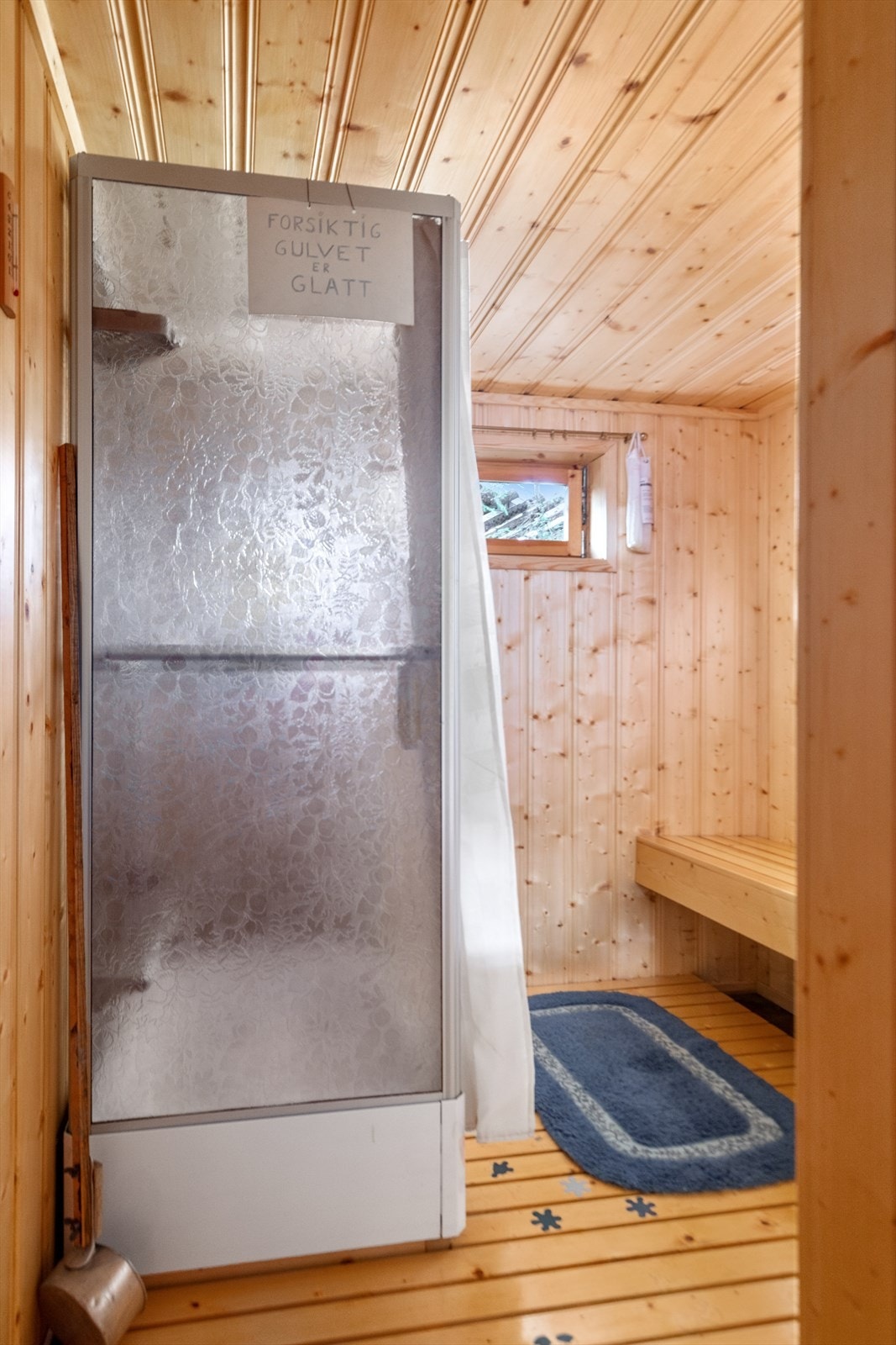 Bad i kjeller. Kjelleren er ikke byggemeldt eller godkjent. Se punkt under "ferdigattest" for nærmere informasjon Galleribilde