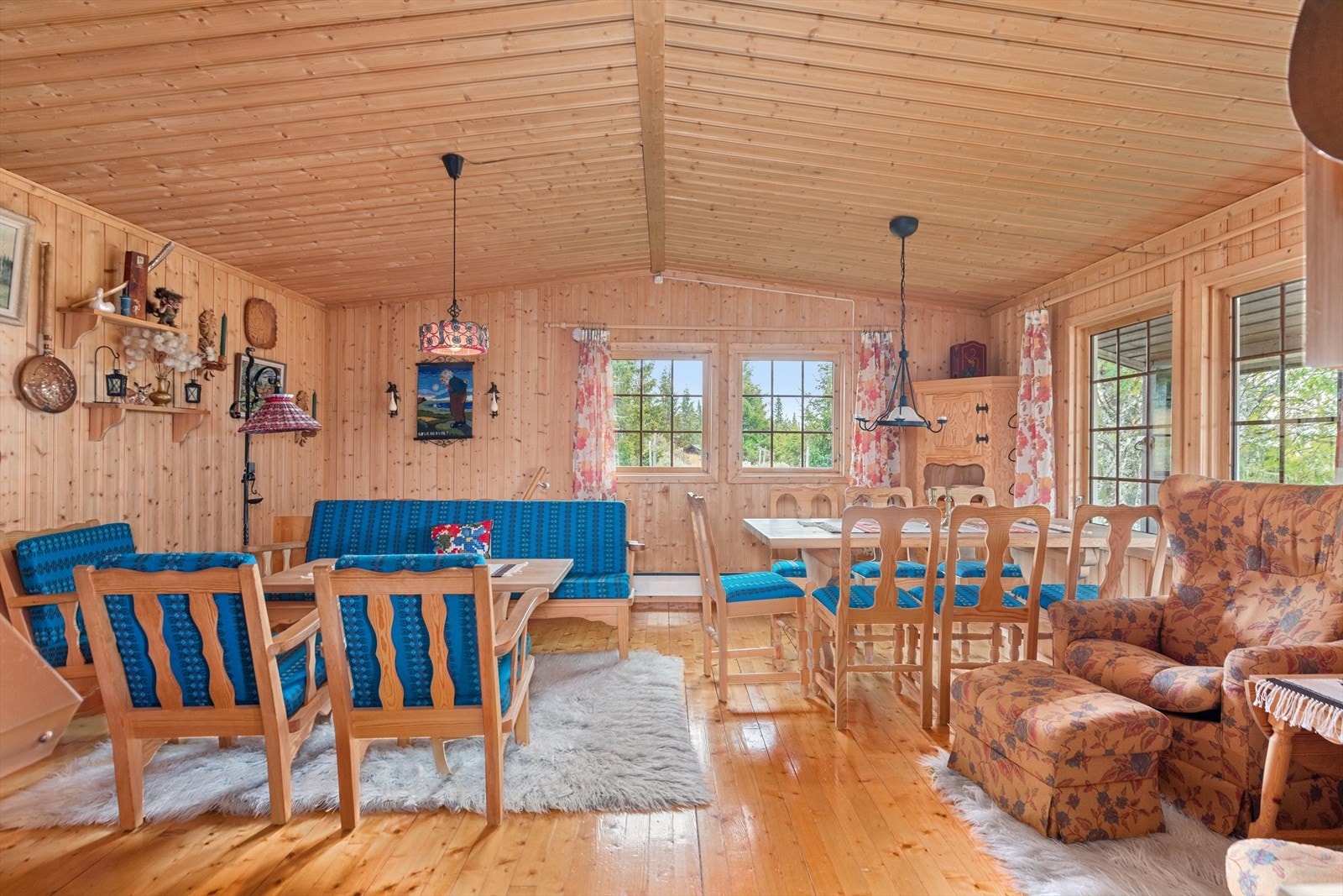 Stuen er romslig og har god plass til sitte- og spisegruppe Galleribilde