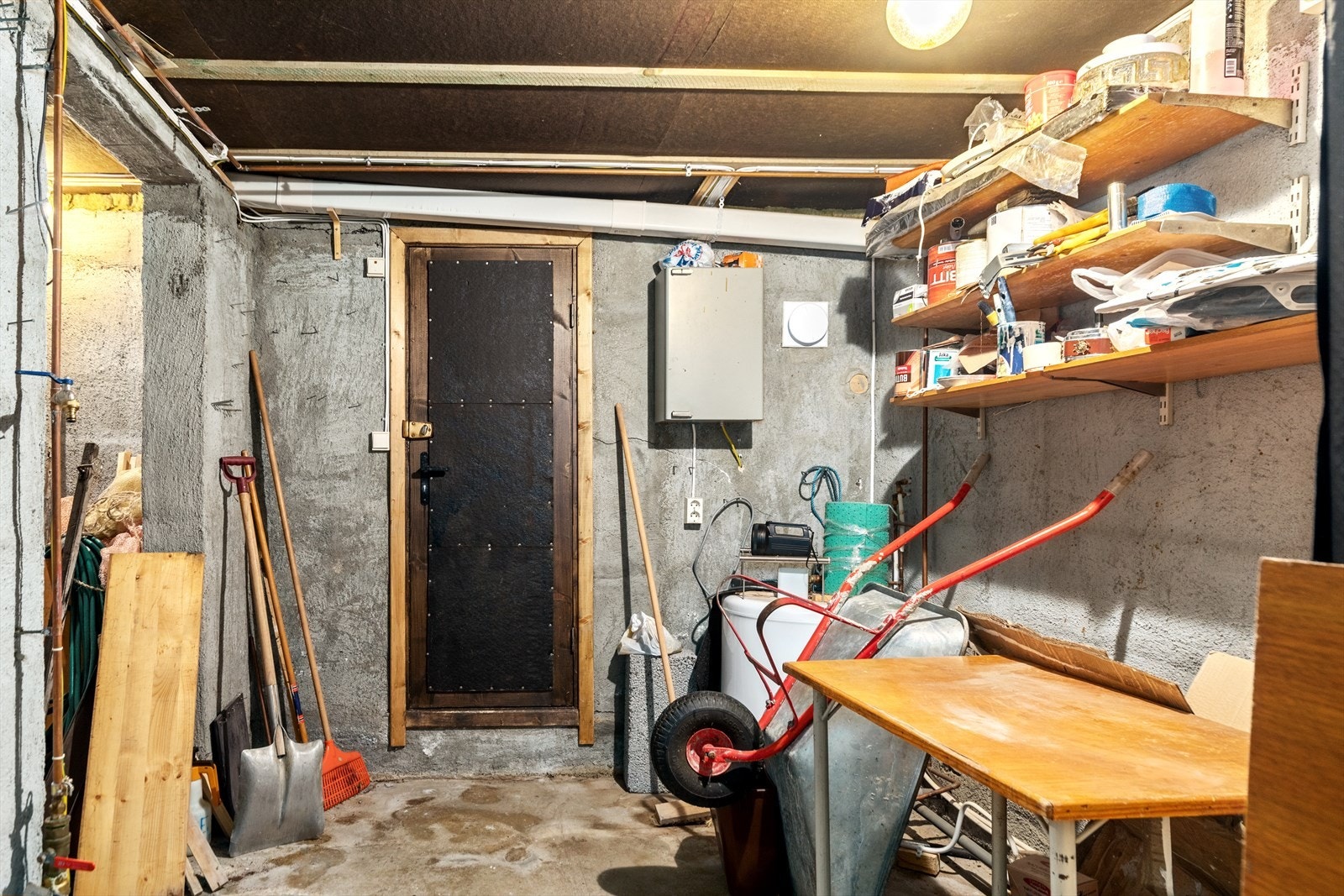 Det er flere boder i kjelleren. Kjelleren er ikke byggemeldt eller godkjent. Se punkt under "ferdigattest" for nærmere informasjon Galleribilde