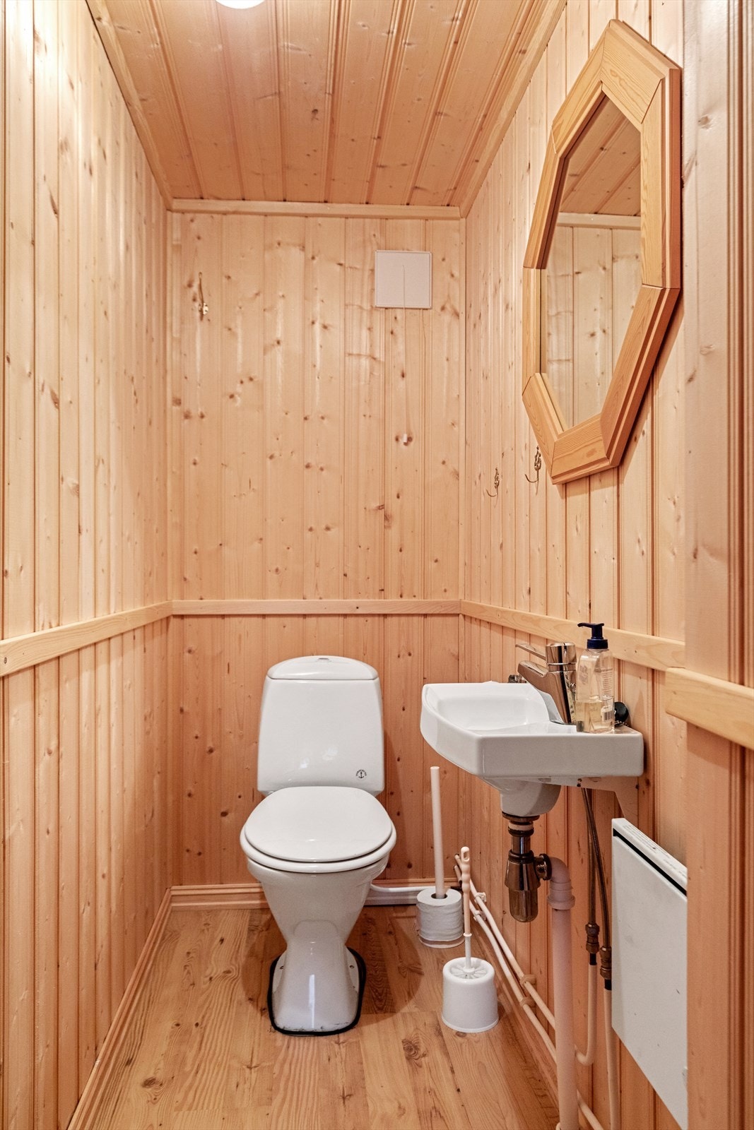 WC-rom i kjeller. Kjelleren er ikke byggemeldt eller godkjent. Se punkt under "ferdigattest" for nærmere informasjon Galleribilde