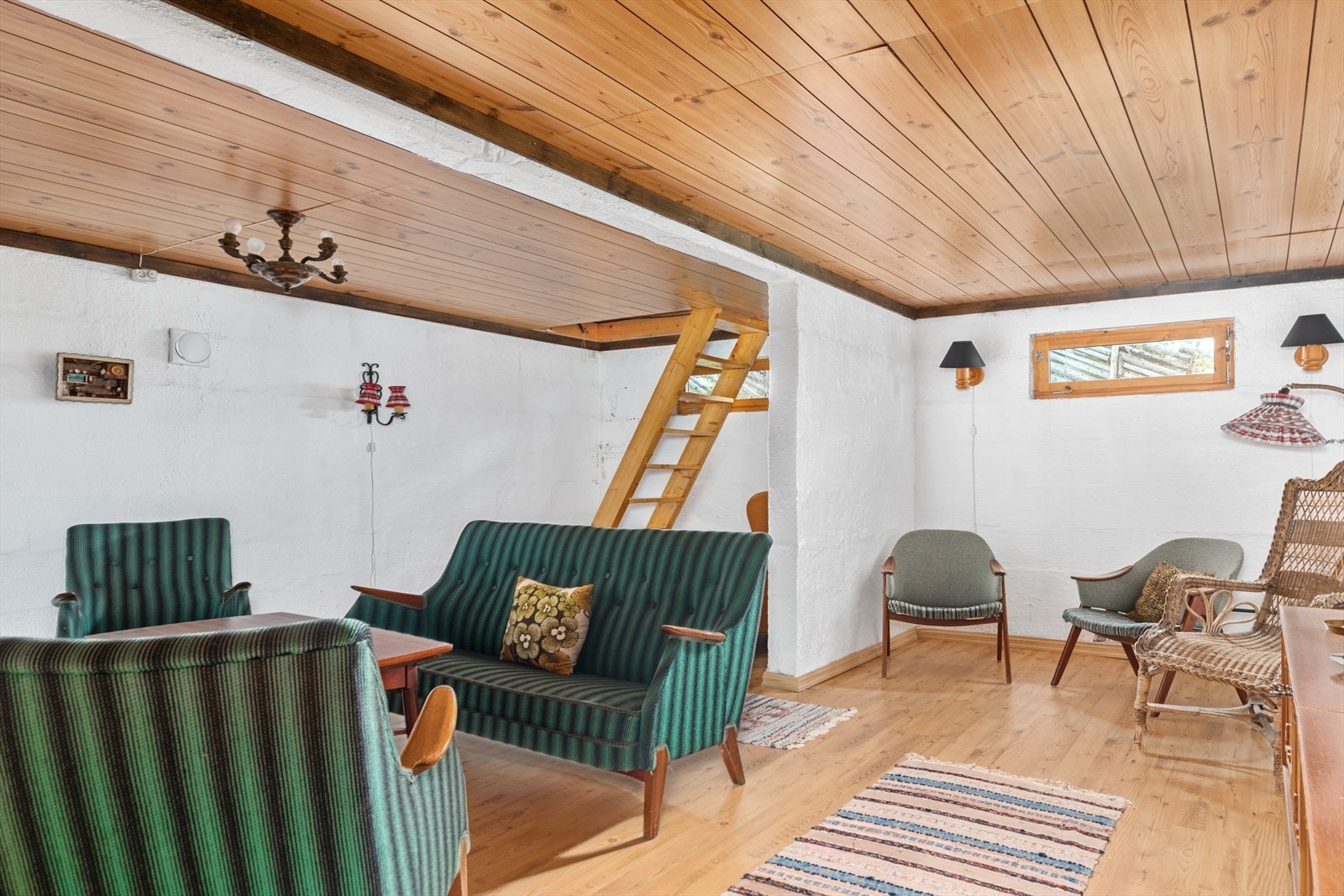 Kjellerstue med adkomst fra stuen. Kjelleren er ikke byggemeldt eller godkjent. Se punkt under "ferdigattest" for nærmere informasjon Galleribilde