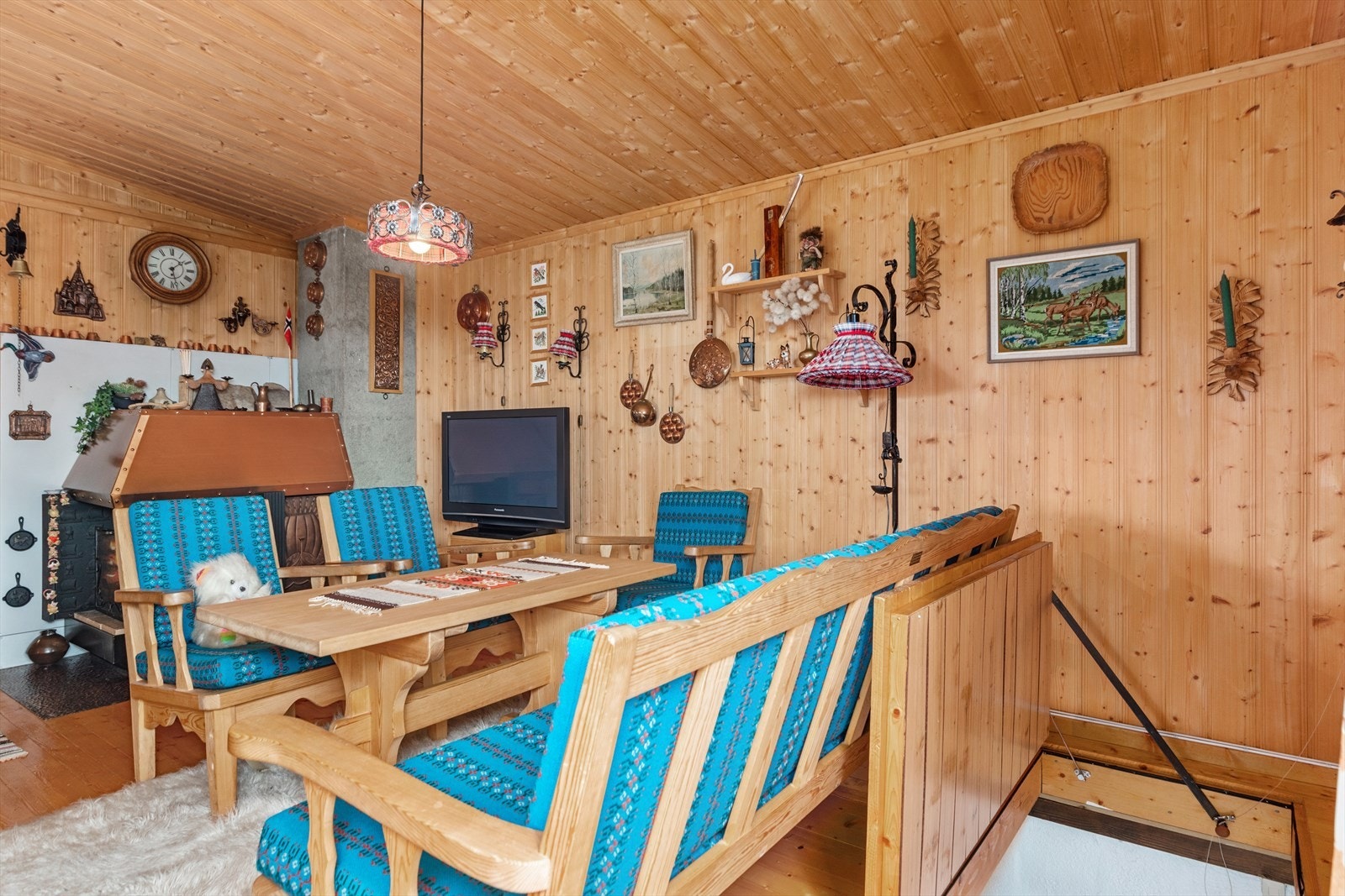 I stuen er det en sjarmerende vedovn for ekstra varme på kalde dager Galleribilde