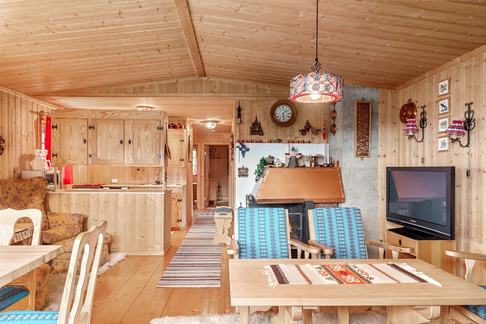 Stuen og kjøkkenet har åpen løsning som gir en god romfølelse Galleribilde