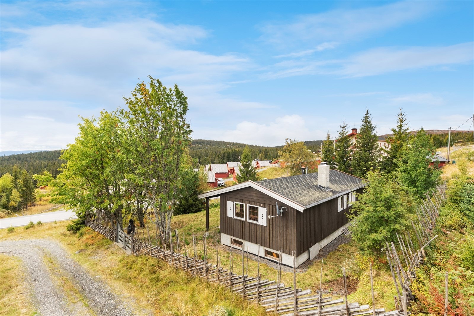 Her får du en vestvendt fritidsbolig med fritt utsyn og gode solforhold Galleribilde