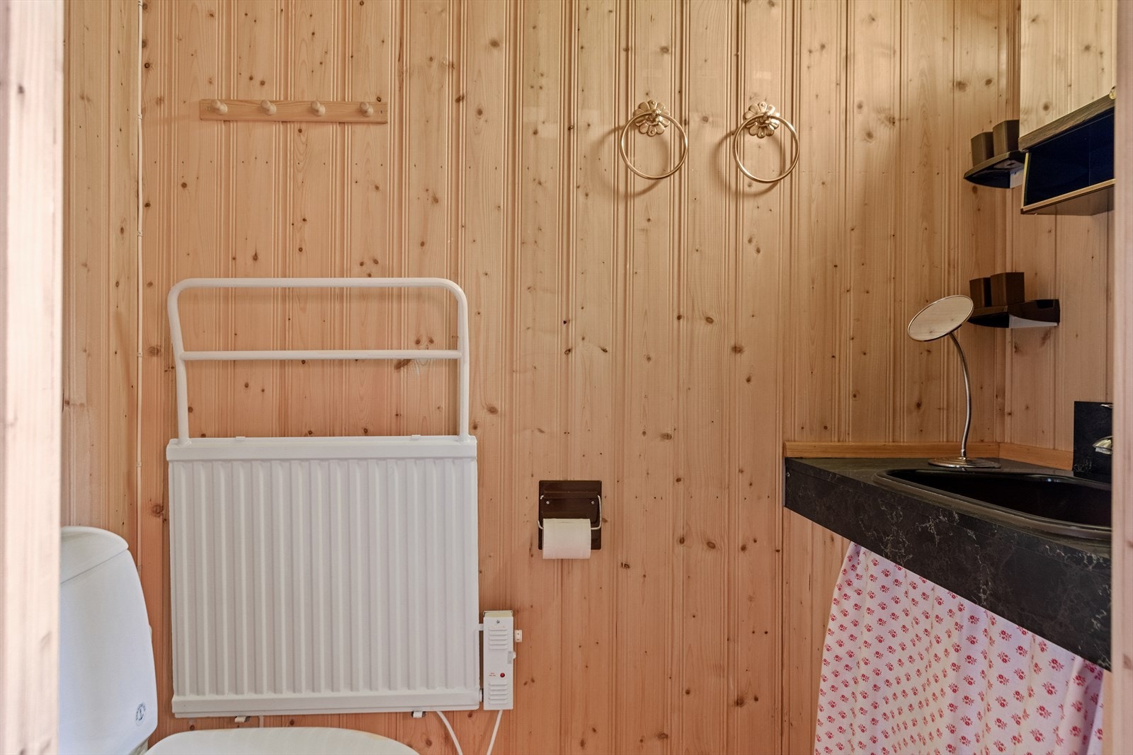 Toalettrommet i hovedetasjen har gulvmontert toalett og vask Galleribilde